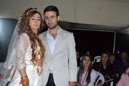 Hakkari'nin Yüksekova ilçesinde 10-11.2011 Eylül Dünya evine giren bazı çiftlerimizi sizler için sayfamıza taşıdık. Yüksekova Güncel ailesi olarak tüm çiftlerimize mutluluklar dileriz.