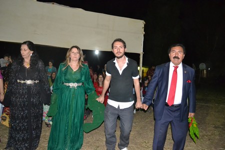 Hakkari'nin Yüksekova ilçesinde 10-11.2011 Eylül Dünya evine giren bazı çiftlerimizi sizler için sayfamıza taşıdık. Yüksekova Güncel ailesi olarak tüm çiftlerimize mutluluklar dileriz.