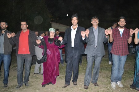 Hakkari'nin Yüksekova ilçesinde 10-11.2011 Eylül Dünya evine giren bazı çiftlerimizi sizler için sayfamıza taşıdık. Yüksekova Güncel ailesi olarak tüm çiftlerimize mutluluklar dileriz.