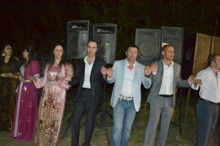 Hakkari'nin Yüksekova ilçesinde 10-11.2011 Eylül Dünya evine giren bazı çiftlerimizi sizler için sayfamıza taşıdık. Yüksekova Güncel ailesi olarak tüm çiftlerimize mutluluklar dileriz.