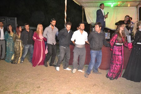 Hakkari'nin Yüksekova ilçesinde 10-11.2011 Eylül Dünya evine giren bazı çiftlerimizi sizler için sayfamıza taşıdık. Yüksekova Güncel ailesi olarak tüm çiftlerimize mutluluklar dileriz.