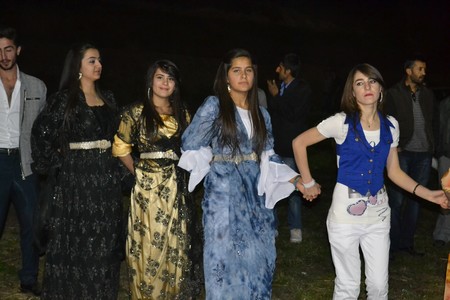 Hakkari'nin Yüksekova ilçesinde 10-11.2011 Eylül Dünya evine giren bazı çiftlerimizi sizler için sayfamıza taşıdık. Yüksekova Güncel ailesi olarak tüm çiftlerimize mutluluklar dileriz.