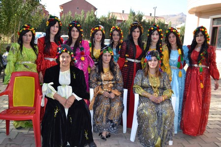 Hakkari'nin Yüksekova ilçesinde 10-11.2011 Eylül Dünya evine giren bazı çiftlerimizi sizler için sayfamıza taşıdık. Yüksekova Güncel ailesi olarak tüm çiftlerimize mutluluklar dileriz.