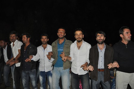 Hakkari'nin Yüksekova ilçesinde 10-11.2011 Eylül Dünya evine giren bazı çiftlerimizi sizler için sayfamıza taşıdık. Yüksekova Güncel ailesi olarak tüm çiftlerimize mutluluklar dileriz.