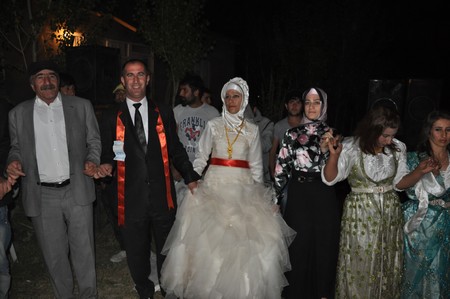 Hakkari'nin Yüksekova ilçesinde 10-11.2011 Eylül Dünya evine giren bazı çiftlerimizi sizler için sayfamıza taşıdık. Yüksekova Güncel ailesi olarak tüm çiftlerimize mutluluklar dileriz.