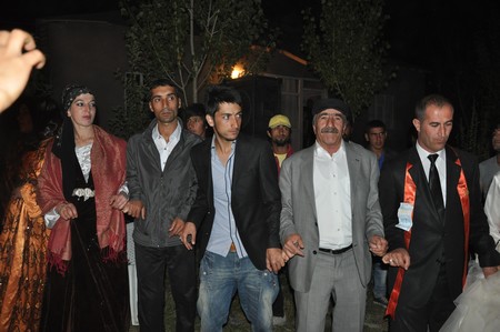 Hakkari'nin Yüksekova ilçesinde 10-11.2011 Eylül Dünya evine giren bazı çiftlerimizi sizler için sayfamıza taşıdık. Yüksekova Güncel ailesi olarak tüm çiftlerimize mutluluklar dileriz.