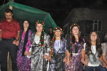 Hakkari'nin Yüksekova ilçesinde 10-11.2011 Eylül Dünya evine giren bazı çiftlerimizi sizler için sayfamıza taşıdık. Yüksekova Güncel ailesi olarak tüm çiftlerimize mutluluklar dileriz.