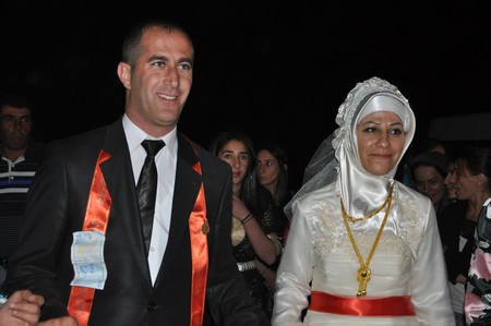 Hakkari'nin Yüksekova ilçesinde 10-11.2011 Eylül Dünya evine giren bazı çiftlerimizi sizler için sayfamıza taşıdık. Yüksekova Güncel ailesi olarak tüm çiftlerimize mutluluklar dileriz.