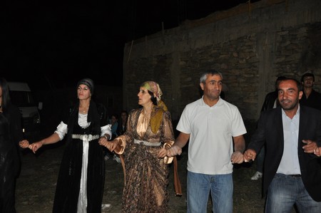 Hakkari'nin Yüksekova ilçesinde 10-11.2011 Eylül Dünya evine giren bazı çiftlerimizi sizler için sayfamıza taşıdık. Yüksekova Güncel ailesi olarak tüm çiftlerimize mutluluklar dileriz.