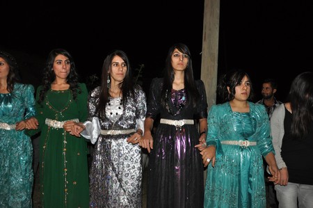 Hakkari'nin Yüksekova ilçesinde 10-11.2011 Eylül Dünya evine giren bazı çiftlerimizi sizler için sayfamıza taşıdık. Yüksekova Güncel ailesi olarak tüm çiftlerimize mutluluklar dileriz.