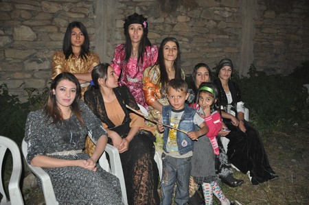 Hakkari'nin Yüksekova ilçesinde 10-11.2011 Eylül Dünya evine giren bazı çiftlerimizi sizler için sayfamıza taşıdık. Yüksekova Güncel ailesi olarak tüm çiftlerimize mutluluklar dileriz.