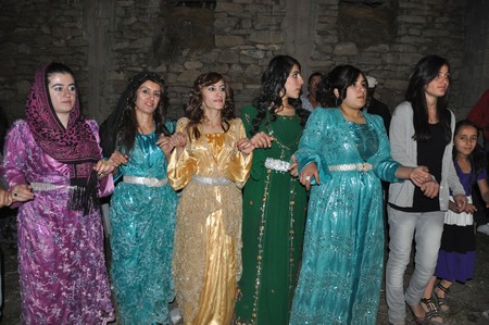 Hakkari'nin Yüksekova ilçesinde 10-11.2011 Eylül Dünya evine giren bazı çiftlerimizi sizler için sayfamıza taşıdık. Yüksekova Güncel ailesi olarak tüm çiftlerimize mutluluklar dileriz.