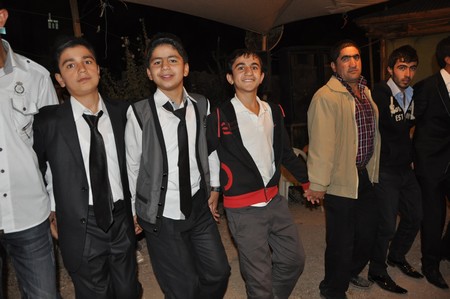 Hakkari'nin Yüksekova ilçesinde 10-11.2011 Eylül Dünya evine giren bazı çiftlerimizi sizler için sayfamıza taşıdık. Yüksekova Güncel ailesi olarak tüm çiftlerimize mutluluklar dileriz.