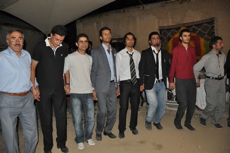 Hakkari'nin Yüksekova ilçesinde 10-11.2011 Eylül Dünya evine giren bazı çiftlerimizi sizler için sayfamıza taşıdık. Yüksekova Güncel ailesi olarak tüm çiftlerimize mutluluklar dileriz.