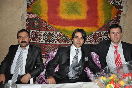 Hakkari'nin Yüksekova ilçesinde 10-11.2011 Eylül Dünya evine giren bazı çiftlerimizi sizler için sayfamıza taşıdık. Yüksekova Güncel ailesi olarak tüm çiftlerimize mutluluklar dileriz.