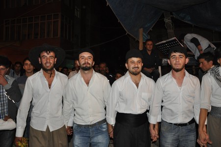 Hakkari'nin Yüksekova ilçesinde 10-11.2011 Eylül Dünya evine giren bazı çiftlerimizi sizler için sayfamıza taşıdık. Yüksekova Güncel ailesi olarak tüm çiftlerimize mutluluklar dileriz.