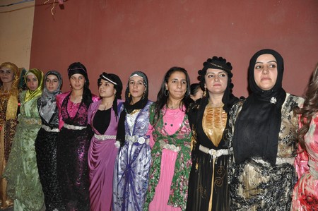 Hakkari'nin Yüksekova ilçesinde 10-11.2011 Eylül Dünya evine giren bazı çiftlerimizi sizler için sayfamıza taşıdık. Yüksekova Güncel ailesi olarak tüm çiftlerimize mutluluklar dileriz.