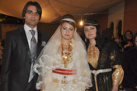 Hakkari'nin Yüksekova ilçesinde 10-11.2011 Eylül Dünya evine giren bazı çiftlerimizi sizler için sayfamıza taşıdık. Yüksekova Güncel ailesi olarak tüm çiftlerimize mutluluklar dileriz.