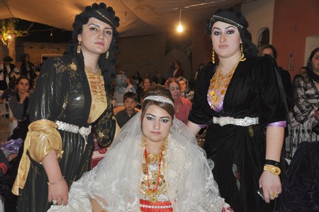 Hakkari'nin Yüksekova ilçesinde 10-11.2011 Eylül Dünya evine giren bazı çiftlerimizi sizler için sayfamıza taşıdık. Yüksekova Güncel ailesi olarak tüm çiftlerimize mutluluklar dileriz.