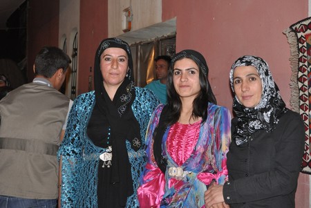 Hakkari'nin Yüksekova ilçesinde 10-11.2011 Eylül Dünya evine giren bazı çiftlerimizi sizler için sayfamıza taşıdık. Yüksekova Güncel ailesi olarak tüm çiftlerimize mutluluklar dileriz.