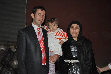 Hakkari'nin Yüksekova ilçesinde 10-11.2011 Eylül Dünya evine giren bazı çiftlerimizi sizler için sayfamıza taşıdık. Yüksekova Güncel ailesi olarak tüm çiftlerimize mutluluklar dileriz.
