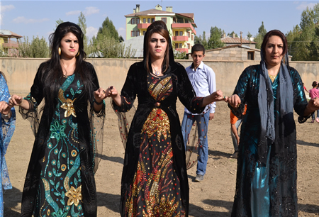 Hakkari'nin Yüksekova ilçesinde 17-18.2011 Eylül Dünya evine giren bazı çiftlerimizi sizler için sayfamıza taşıdık. Yüksekova Güncel ailesi olarak tüm çiftlerimize mutluluklar dileriz.