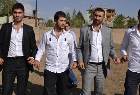 Hakkari'nin Yüksekova ilçesinde 17-18.2011 Eylül Dünya evine giren bazı çiftlerimizi sizler için sayfamıza taşıdık. Yüksekova Güncel ailesi olarak tüm çiftlerimize mutluluklar dileriz.