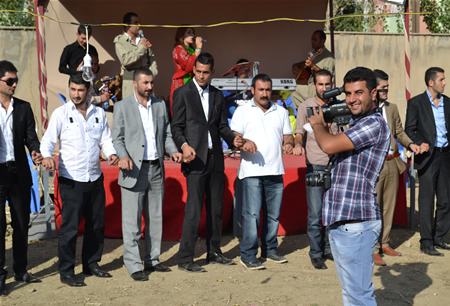 Hakkari'nin Yüksekova ilçesinde 17-18.2011 Eylül Dünya evine giren bazı çiftlerimizi sizler için sayfamıza taşıdık. Yüksekova Güncel ailesi olarak tüm çiftlerimize mutluluklar dileriz.