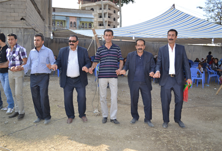 Hakkari'nin Yüksekova ilçesinde 17-18.2011 Eylül Dünya evine giren bazı çiftlerimizi sizler için sayfamıza taşıdık. Yüksekova Güncel ailesi olarak tüm çiftlerimize mutluluklar dileriz.