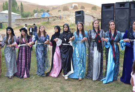 Hakkari'nin Yüksekova ilçesinde 17-18.2011 Eylül Dünya evine giren bazı çiftlerimizi sizler için sayfamıza taşıdık. Yüksekova Güncel ailesi olarak tüm çiftlerimize mutluluklar dileriz.
