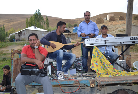Hakkari'nin Yüksekova ilçesinde 17-18.2011 Eylül Dünya evine giren bazı çiftlerimizi sizler için sayfamıza taşıdık. Yüksekova Güncel ailesi olarak tüm çiftlerimize mutluluklar dileriz.