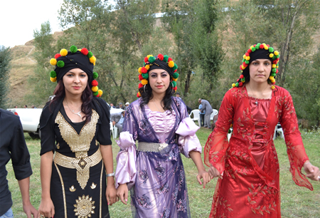 Hakkari'nin Yüksekova ilçesinde 17-18.2011 Eylül Dünya evine giren bazı çiftlerimizi sizler için sayfamıza taşıdık. Yüksekova Güncel ailesi olarak tüm çiftlerimize mutluluklar dileriz.