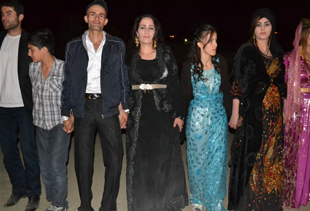 Hakkari'nin Yüksekova ilçesinde 17-18.2011 Eylül Dünya evine giren bazı çiftlerimizi sizler için sayfamıza taşıdık. Yüksekova Güncel ailesi olarak tüm çiftlerimize mutluluklar dileriz.