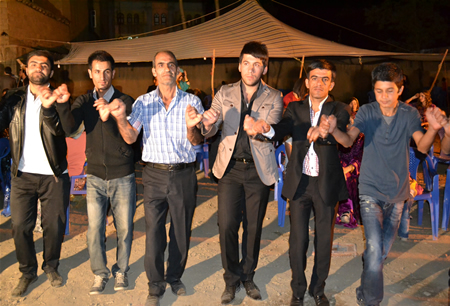 Hakkari'nin Yüksekova ilçesinde 17-18.2011 Eylül Dünya evine giren bazı çiftlerimizi sizler için sayfamıza taşıdık. Yüksekova Güncel ailesi olarak tüm çiftlerimize mutluluklar dileriz.