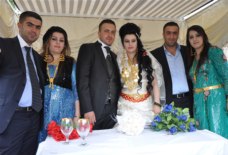 Hakkari'nin Yüksekova ilçesinde 17-18.2011 Eylül Dünya evine giren bazı çiftlerimizi sizler için sayfamıza taşıdık. Yüksekova Güncel ailesi olarak tüm çiftlerimize mutluluklar dileriz.