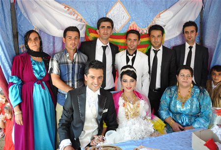 Hakkari'nin Yüksekova ilçesinde 17-18.2011 Eylül Dünya evine giren bazı çiftlerimizi sizler için sayfamıza taşıdık. Yüksekova Güncel ailesi olarak tüm çiftlerimize mutluluklar dileriz.