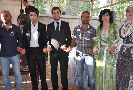 Hakkari'nin Yüksekova ilçesinde 17-18.2011 Eylül Dünya evine giren bazı çiftlerimizi sizler için sayfamıza taşıdık. Yüksekova Güncel ailesi olarak tüm çiftlerimize mutluluklar dileriz.