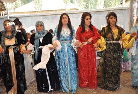 Hakkari'nin Yüksekova ilçesinde 17-18.2011 Eylül Dünya evine giren bazı çiftlerimizi sizler için sayfamıza taşıdık. Yüksekova Güncel ailesi olarak tüm çiftlerimize mutluluklar dileriz.