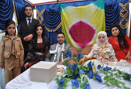 Hakkari'nin Yüksekova ilçesinde 17-18.2011 Eylül Dünya evine giren bazı çiftlerimizi sizler için sayfamıza taşıdık. Yüksekova Güncel ailesi olarak tüm çiftlerimize mutluluklar dileriz.