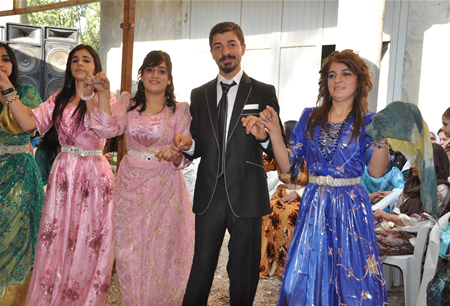 Hakkari'nin Yüksekova ilçesinde 17-18.2011 Eylül Dünya evine giren bazı çiftlerimizi sizler için sayfamıza taşıdık. Yüksekova Güncel ailesi olarak tüm çiftlerimize mutluluklar dileriz.