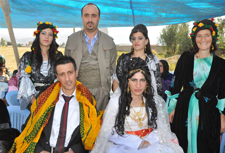 Hakkari'nin Yüksekova ilçesinde 17-18.2011 Eylül Dünya evine giren bazı çiftlerimizi sizler için sayfamıza taşıdık. Yüksekova Güncel ailesi olarak tüm çiftlerimize mutluluklar dileriz.