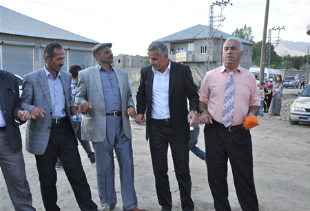 Hakkari'nin Yüksekova ilçesinde 17-18.2011 Eylül Dünya evine giren bazı çiftlerimizi sizler için sayfamıza taşıdık. Yüksekova Güncel ailesi olarak tüm çiftlerimize mutluluklar dileriz.