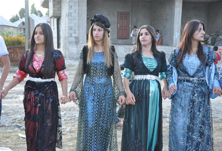 Hakkari'nin Yüksekova ilçesinde 17-18.2011 Eylül Dünya evine giren bazı çiftlerimizi sizler için sayfamıza taşıdık. Yüksekova Güncel ailesi olarak tüm çiftlerimize mutluluklar dileriz.