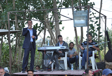 Hakkari'nin Yüksekova ilçesinde 17-18.2011 Eylül Dünya evine giren bazı çiftlerimizi sizler için sayfamıza taşıdık. Yüksekova Güncel ailesi olarak tüm çiftlerimize mutluluklar dileriz.