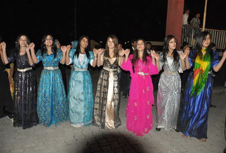 Hakkari'nin Yüksekova ilçesinde 17-18.2011 Eylül Dünya evine giren bazı çiftlerimizi sizler için sayfamıza taşıdık. Yüksekova Güncel ailesi olarak tüm çiftlerimize mutluluklar dileriz.