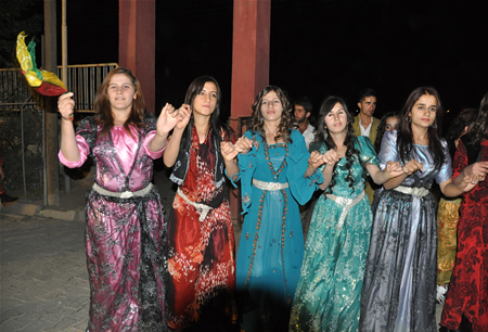 Hakkari'nin Yüksekova ilçesinde 17-18.2011 Eylül Dünya evine giren bazı çiftlerimizi sizler için sayfamıza taşıdık. Yüksekova Güncel ailesi olarak tüm çiftlerimize mutluluklar dileriz.