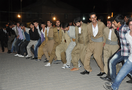 Hakkari'nin Yüksekova ilçesinde 17-18.2011 Eylül Dünya evine giren bazı çiftlerimizi sizler için sayfamıza taşıdık. Yüksekova Güncel ailesi olarak tüm çiftlerimize mutluluklar dileriz.