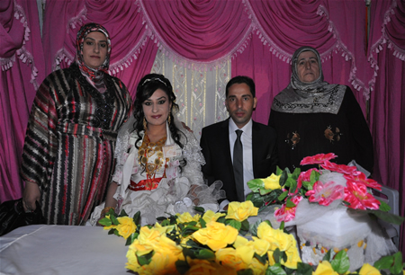 Hakkari'nin Yüksekova ilçesinde 17-18.2011 Eylül Dünya evine giren bazı çiftlerimizi sizler için sayfamıza taşıdık. Yüksekova Güncel ailesi olarak tüm çiftlerimize mutluluklar dileriz.