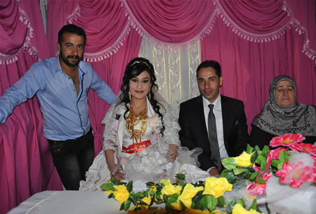 Hakkari'nin Yüksekova ilçesinde 17-18.2011 Eylül Dünya evine giren bazı çiftlerimizi sizler için sayfamıza taşıdık. Yüksekova Güncel ailesi olarak tüm çiftlerimize mutluluklar dileriz.