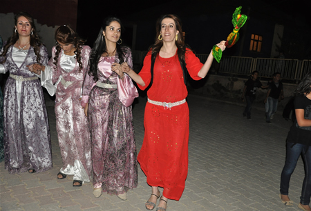 Hakkari'nin Yüksekova ilçesinde 17-18.2011 Eylül Dünya evine giren bazı çiftlerimizi sizler için sayfamıza taşıdık. Yüksekova Güncel ailesi olarak tüm çiftlerimize mutluluklar dileriz.